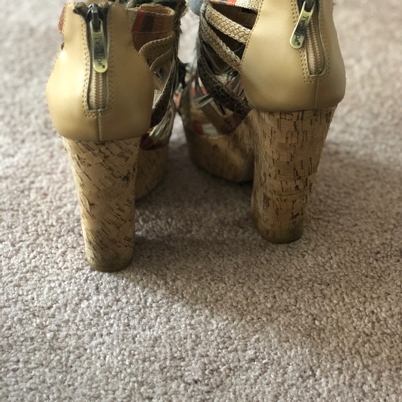 Feathered Sandals! - Picture 7 of 10